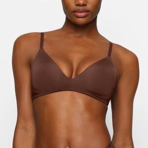 NWT - Skims Tshirt bra